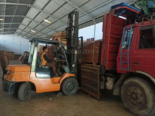 Pengoperasian forklift untuk pemuatan Triplek Phenolic Film Face ke armada truk PT. INDOHO secara aman dan efisien.