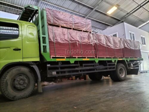 Truk muatan penuh Triplek Phenolic Film Face PT. INDOHO siap kirim untuk suplai proyek infrastruktur.