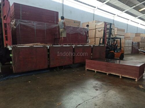 Suasana gudang PT. INDOHO dengan stok melimpah Triplek Phenolic Film Face siap kirim ke seluruh Indonesia.