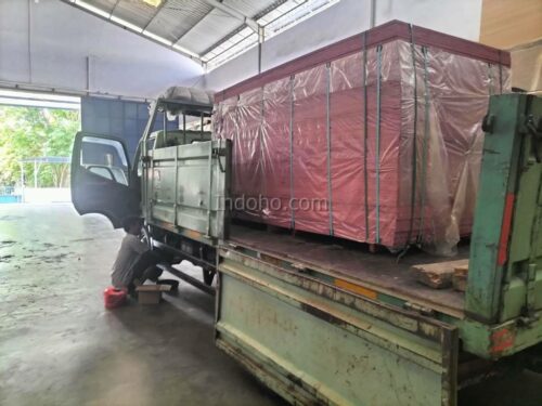 Palet Triplek Phenolic Film Face yang telah di-wrapping plastik untuk perlindungan ekstra selama pengiriman oleh PT. INDOHO.