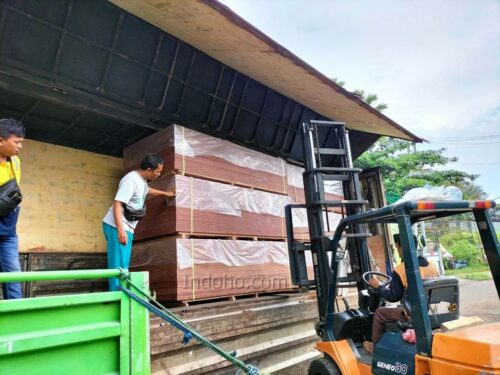 Proses pemuatan palet Triplek Phenolic Film Face ke dalam truk pengiriman PT. INDOHO dengan pengawasan ketat.
