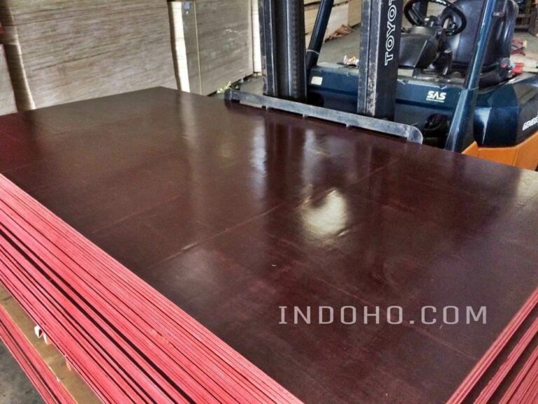Permukaan plywood phenolic film face yang halus dan kuat untuk kebutuhan bekisting beton pada proyek konstruksi.