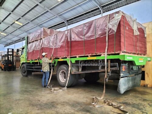 Proses pengiriman stok Triplek Phenolic Film Face dalam jumlah besar dari gudang PT. INDOHO ke lokasi proyek pelanggan.