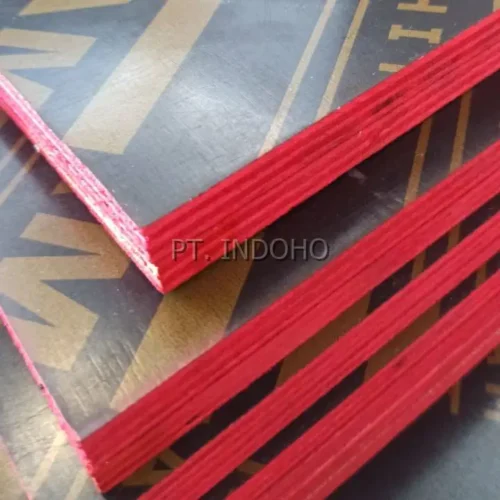Detail lapisan kayu MLH pada Triplek Phenolic Film Face 18mm dengan segel sisi merah dari PT. INDOHO.