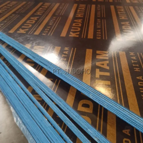 Detail Triplek Phenolic Film Face merk Kuda Hitam dengan sisi pinggir dicat biru untuk ketahanan air, suplai dari PT. INDOHO.